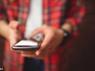 吴彦祖发文怼特朗普（吴彦祖在社交媒体上发文怼特朗普）