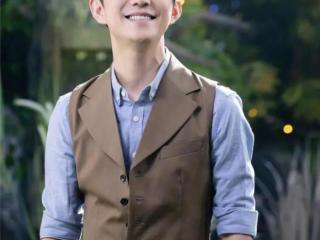 何炅赵丽颖接吻（曾和赵丽颖亲密接吻不避嫌）