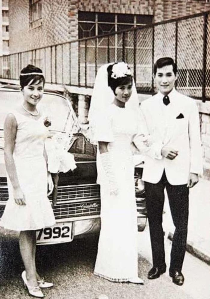 但也总会有人会无意翻出陈年照片,好比薛家燕的大女儿石祐珊,在2020年