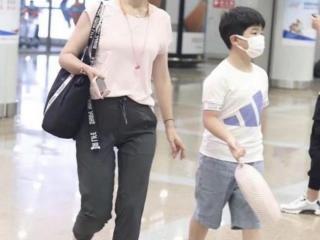 沙溢胡可的孩子（胡可带儿子安吉现身机场）