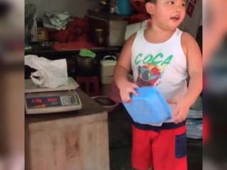 做生意的男孩（小男孩帮爸爸娴熟地做生意火了）