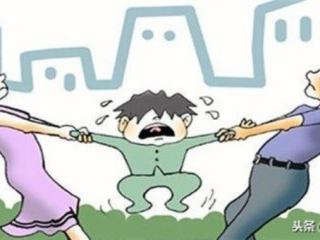 夫妻俩离婚小孩一个应该怎么分配（两个人离婚了有一个孩子会判给谁）