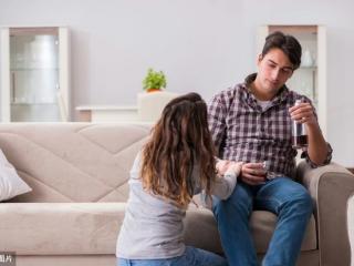 男人坚决要离婚又拖着（为什么故意拖着不离婚）