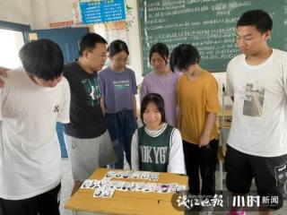 送老师的毕业礼物，这份毕业礼物太珍贵