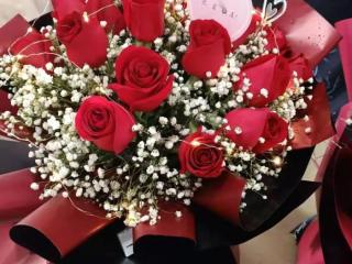女朋友生日送几朵玫瑰合适，送女友玫瑰11朵还是19朵好