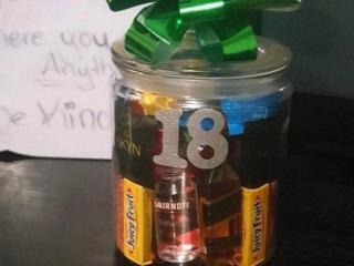 父母送给孩子的成人礼物，澳洲母亲送给他酒和避孕用品