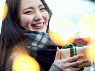 女孩过生日送什么礼物合适（女孩子成人礼送什么礼物比较好）