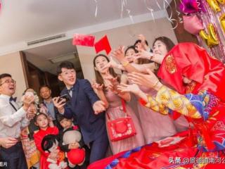 伴娘被扒光（闹洞房时向伴娘伸出咸猪手）