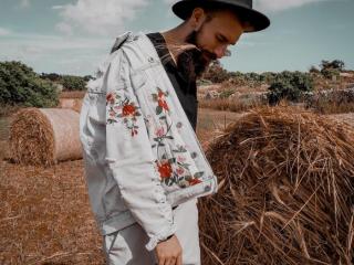 坚持微信发早安的男人（注意那个每天只跟你说早安的男人）