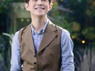 男人会随便十指紧扣吗（何炅与男生十指紧扣被造谣）