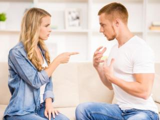 女友劈腿的表现有哪些（女友劈腿有哪些征兆）