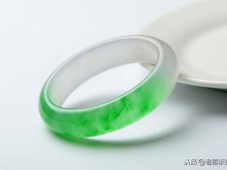 贵妃镯和圆镯哪个好，挑选圆镯还是贵妃镯好