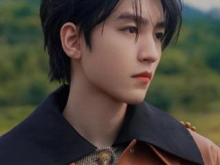 王俊凯身材比例，王俊凯在最新的电影中大秀好身材