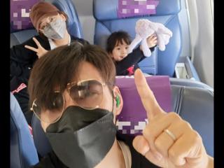 严屹宽一家三口，严屹宽晒一家三口合照