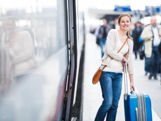 坐飞机化妆品装在化妆包里，飞机可以带化妆品吗