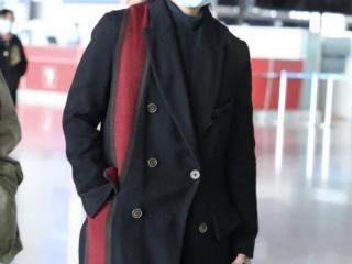 周笔畅机场照片，周笔畅一袭黑色大衣现身机场