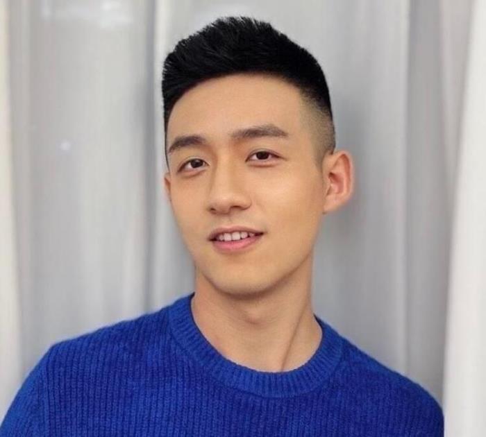 侧边梳短发这款短发是商务男必备发型,头发大概3cm长度,在额头右侧梳