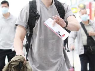 朱亚文好帅，朱亚文穿绿裤配灰T真挺帅