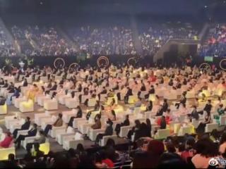 微博之夜有黄子韬吗，丁真在微博之夜送黄子韬戒指