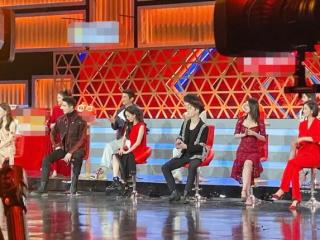 杨幂央视综艺节目，杨幂登央视舞台稳坐中心位