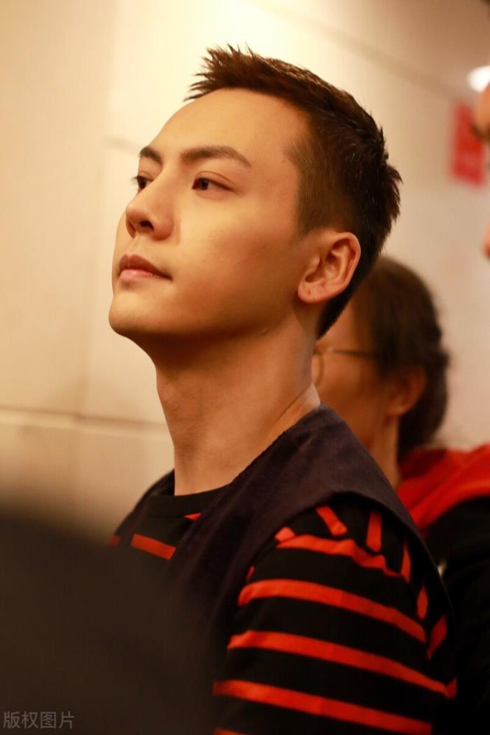 陈伟霆组合出道,陈伟霆出道前曾做金牌销售