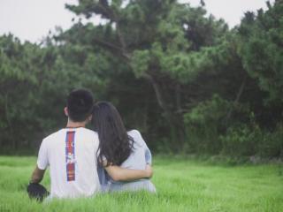 暗恋你的十种表现，朋友暗恋你的十大表现