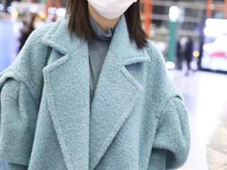 李沁机场照片，李沁一身蓝色大衣现身机场