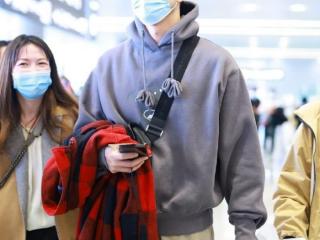 高伟光机场照，高伟光机场穿卫衣帅回少年