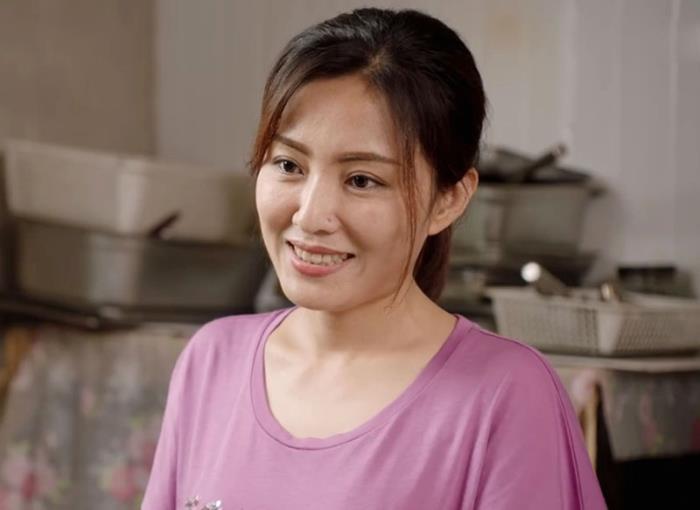 她叫张可,在剧中饰演了一个在街边卖煎饼的美女,与贾冰饰演的小包工头