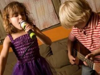 儿童声乐几岁开始学，孩子应该从几岁开始学音乐