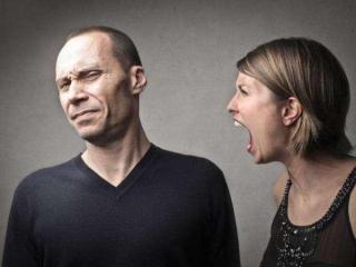 爸爸一点小事就骂妈妈，爸爸妈妈吵架了(一招解决家庭冲突)