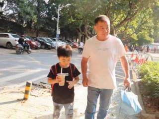 爸爸给了我什么世界，爸爸还是我们的爸爸