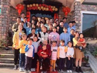 百岁老人生日送什么花好，老人百岁大寿全村每户都有礼物