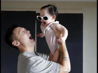 爸爸的亲亲，被爸爸亲亲举高高