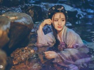 把傻子叫进屋帮忙，她领傻子夫君进屋