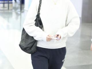 白色卫衣穿搭男，张佳宁穿白色卫衣搭配运动裤