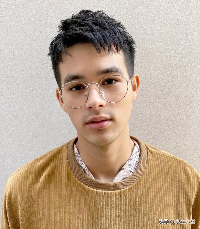 比较粗硬的男生来说,可以充分利用发质的特点,剪一些更加有个性的发型