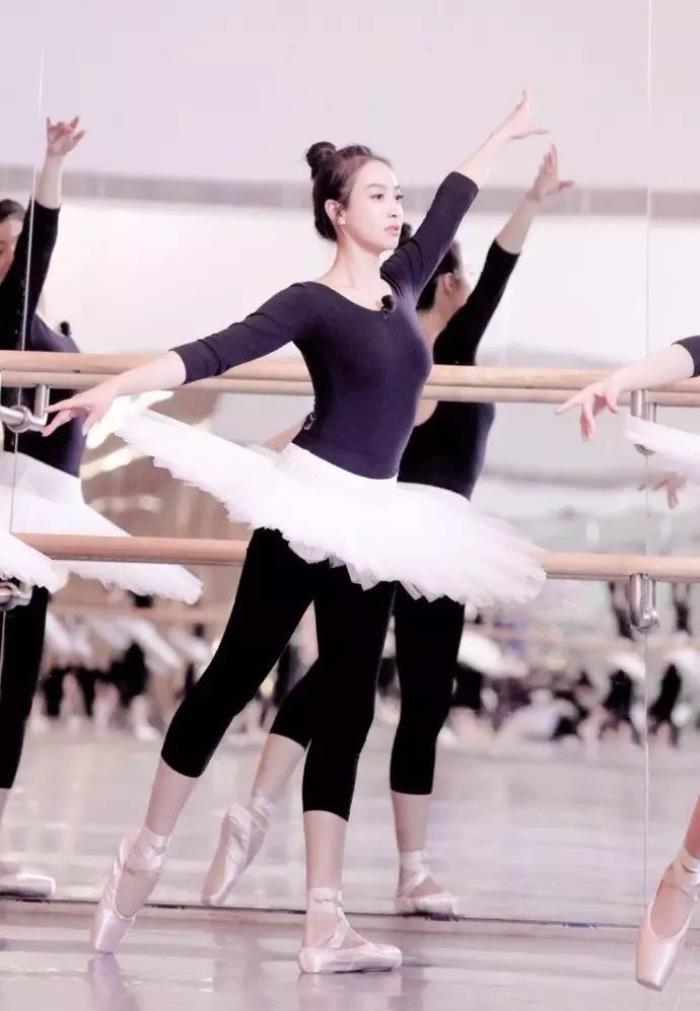 在北京舞蹈学院学习期间,宋茜意识到自己所谓的舞蹈功底,与其他同学