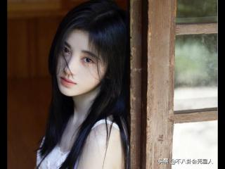 鞠婧祎为什么老是用手挡着脸，鞠婧祎万年刘海挡右脸