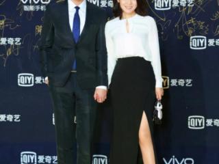 胡歌和闫妮结婚，38岁胡歌和49岁闫妮演情侣