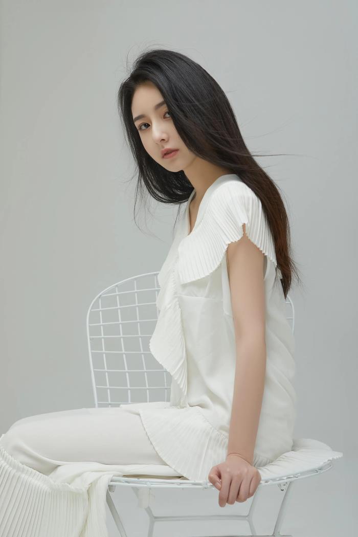 成都籍艺人亭亭玉立颜值担当的成都新生代95后艺人柴春月