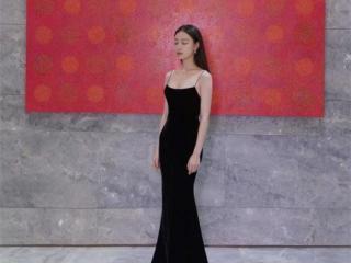 倪妮新发型，倪妮出席活动新造型利落马尾发型搭配浅黄色纱裙