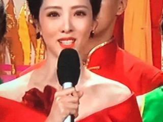 李思思口红，2019央视春晚李思思荧光口红为什么上热搜