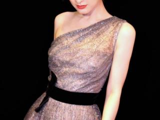 吴昕买热搜，吴昕微博热搜翻4.5倍和芒果台断约