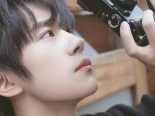 易烊千玺累，凌晨下班的易烊千玺累到袜子不套裤子了