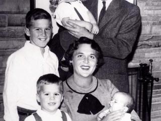 军政商家族，但你想象不到他背后的美国政商大家族有多强大