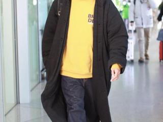 陈坤的穿搭，陈坤穿黄色连帽卫衣外搭黑色风衣现身机场