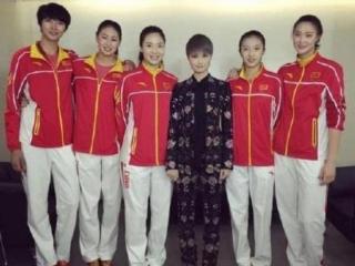 李宇春合照，175cm的李宇春合照中国女排不显矮
