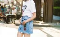 海陆生活照，海陆身着白T搭配牛仔短裙生活街拍照曝光