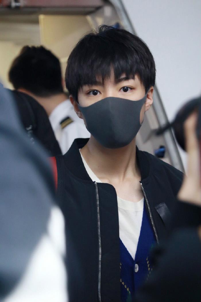 王俊凯眼睛王俊凯口罩遮面现身机场一双大眼睛真好看